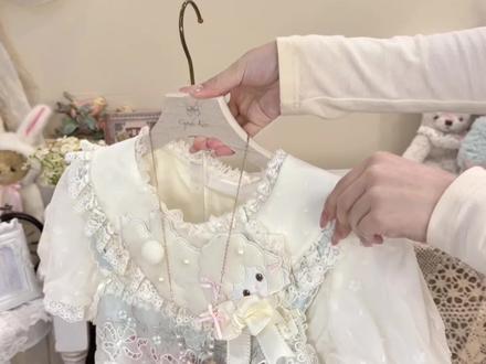 每次拍完都让人忍不住入手的仲夏…… 好萌好可爱,粉粉蓝蓝真的太春天啦!来发小羊上身咯~我宣布本次我最爱的单品是这个棉布罩裙!#吃我一波lolita安利#樱花小羊 #仲夏物语