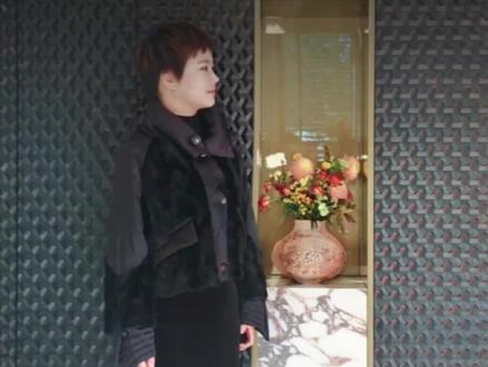 琚筑新作|南阳大师园别墅实景落地✨
轻法别墅装修1:1还原效果图,懂“浪费空间”才造得出大平层质感!黑金搭配勾勒低调奢华,2700K暖光拉满氛围,全视角楼梯超惊艳,主卧套房双回游动线、无门设计打破空间桎梏,木作拼接藏艺术感,深色系质感拉满,每一处细节都戳心~
#别墅装修 #轻法设计 #琚艳设计 #石佛寺和田玉#玖龙御府