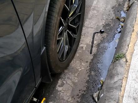 长安欧尚Z6idd,假如今天没有备胎怎么办#轮胎爆了 #换胎 #胎压监测