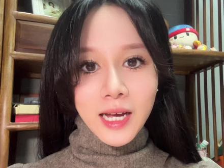 《老舅》—人间烟火依旧,故人未曾缘由 耗尽一生为别人兜底老舅真是让人心疼。现实已经很苦了,看剧还要每集都哭。真的好人没好报?(感觉真没必要刀死这么多人,最后靠在杨小姐身上那刻哭惨了)
东北年代剧《老舅》的完结和东北一样,底色是寒冷的,憧憬是温暖的。
时代浪潮里,个人的才情与努力,在无常的命运面前渺小又无力。老舅就是这样即便尝遍生活的苦,依然能带着坚韧往前走。跌落到谷底,最终把所有苦难扛在肩上,把温暖都留给了别人。这样的老舅,真的让人越想越心疼。#老舅 #电视剧老舅 #崔国明 #电视剧老舅大结局 #孔二狗