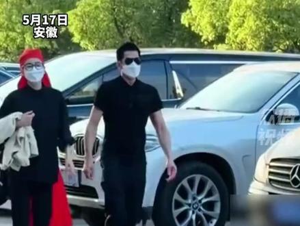 61岁郭富城陪39岁妻子方媛回安徽老家奔丧,头戴红孝帽