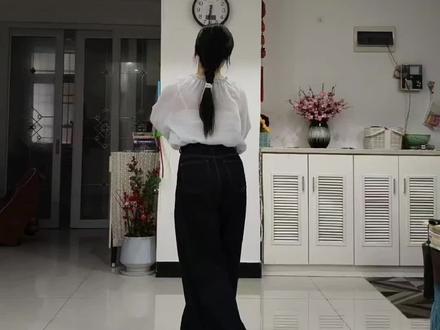 麻烦后期帮我P一把宝剑#虞姬遮面舞 背面慢动作,业余爱好纯属搞笑#楚汉传奇 #李依晓
