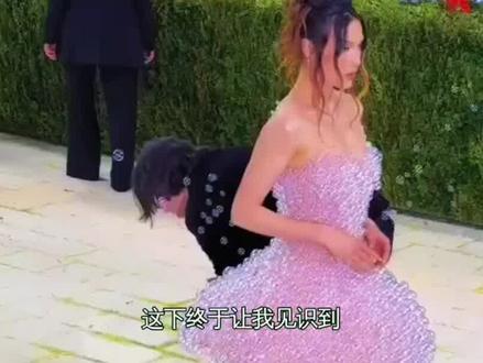 氛围感拉满!谷爱凌身穿高定泡泡裙亮相红毯,网友:美到挪不开眼#MetGala #谷爱凌