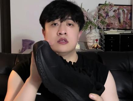 安踏PG7旅步:软是真软,但千万别乱穿! 两百多块,买一双能缓解膝盖压力、走路不累脚的鞋和,它绝对合格。但你要是想拿来打球或者跑马拉松,那还是再加点预算买专业的吧#安踏 #最懂脚的鞋 #球鞋测评 #主播推荐鞋 #运动鞋测试