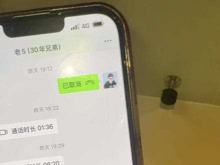 昨天下午六点多老五他们去阿震哥哥厂子排污水的地方取证时,迎面碰到了阿震哥哥和他的一群股东。
大约是2026年5月12号下午6点45分左右,阿震哥哥的车在第一个,后面是奥迪车,后面还有三辆车。
掉治安监控,可以调到。
阿震哥哥让他的下面人顶,说这个厂子不是他的,他租给别人了。
你租给别人了,你天天来这个厂子干啥的。
还有,厂子的经营流水一拉,这个盈利的钱的去向一查,就知道你阿震是不是这个厂子的实际控制人了。
这个厂子交电费、买垃圾料、卖货收款等,都有现金流水。
这十年,这么多钱,流水估计都得十亿起步。
这个钱的去向一查,最终的受益人是谁?
不就明朗了吗?
包括阿震哥哥的伞,他们哥哥有20来个会计,很多的贸易公司和个体户,只要差这些现金流水,钱的去向。
基本阿震哥哥的保护伞都出来了。
他们的伞,一般都用他的老婆账户和他们至亲帐号收款。
相查,一个都跑不了。😃
#阿震哥哥
#利国阿震
阿震哥哥之前不干的会计,手里也有不少阿震哥哥的证据。