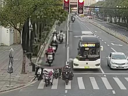 强行超车撞倒他人,为逃处罚遮牌仍被抓!(供稿:长宁公安分局)