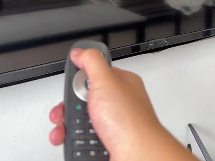 电视花屏闪屏不用慌,一招教大家轻松搞定。 #技术分享 #实用小技巧 #家电维修 #电视机 #修护爱家幸福加倍