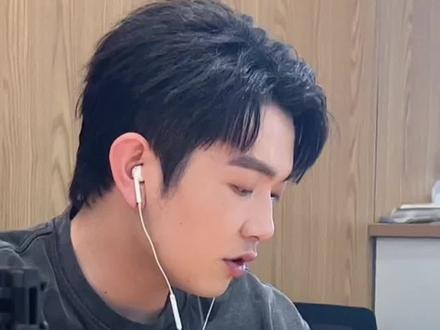 当台湾男孩@颜人中 遇上台湾甜妹#王心凌 谁也逃不过#爱你 定律😂矮油就问问你在笑什么