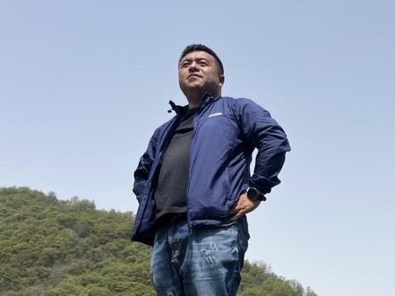 金龙峡徒步攻略 2025年4月9日,西安市鄠邑区金龙峡景区,海拔1280米。全程来回17公里。
总用时:6小时20分,上山用时3小时24分,下山用时2小时27分。
门票:最近成人45元,学生22.5元,年票免门票一次(保险5元),退伍军人免费,停车费10元。
⏰时间线
11:25 起点出发 → 11:35 月亮峰栈道(10分钟速达!)→ 12:09 仙蛙戏犬(奇石打卡📸)→ 12:31 大峡谷尽头(悬崖震撼!)→ 13:11 槐林氧吧(休憩+野餐)→ 14:02 大庙遗址(古风拍照)→ 14:49 终点万亩竹海(碧浪包围!)→ 15:18 下山 → 17:45 返停车场
🌟亮点
✔️ 新手友好!全程6小时,坡度平缓
✔️ 仙蛙戏犬、大峡谷尽头——必拍奇观
✔️ 终点竹海像武侠片现场,汉服党冲!
✔️ 下山记得带登山杖,碎石略滑
💡Tips
带足水!途中仅起点/槐林有补给点
阴天更出片,雾绕峡谷如仙境☁️
#西安徒步 #金龙峡攻略 #周末去哪儿