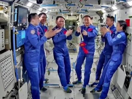交钥匙盼凯旋,神奇舟21航天乘组传递象征中国空间站钥匙 预祝中国航天员们平安返回地球🚀🛰️🇨🇳🌎🌏🌍#致敬航天员 #科技 #教育 #父母课堂