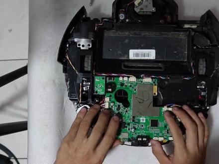 江西南昌用户寄修科沃斯T8AIVI扫地机充不进电,故障现象是开不了机,放到充电座上机器反复重启提示请打开电源开关,最后拆机检测为主板主芯片充电驱动引脚损坏#科沃斯T8aivi无法充电 #扫地机提示请打开电源开关 #科沃斯T8aivi主板维修