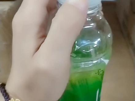 建义尖叫厂商在瓶盖开起处贴一个封贴