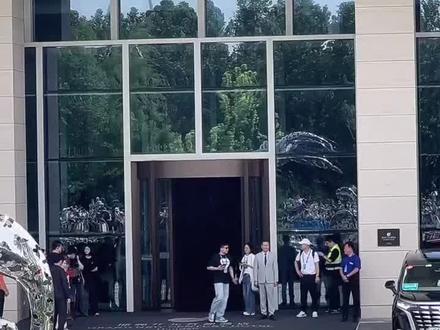 跑男18号邯郸录制现场,嘉宾从酒店出发前往丛台公园、邯郸道#跑男邯郸