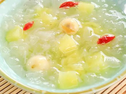 菠萝酸甜美味,含有大量维生素B和C,不仅能促消化,清理肠胃,还能美容美发。和银耳一起煮成甜汤,胶质满满,口感温热,解决积食、便秘等问题。尤其是在干燥的春季,一定要多喝汤羹,有不错的滋阴润肺的效果。除了菠萝,还可以用其他的食材,像火龙果、蓝莓或者紫薯,营养价值也非常不错。