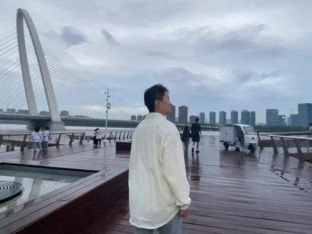 后海观景贴心提示:
1.不要下过雨后来,水特别黄
2.后海观景平台看不到地铁,好看的在全运会那边
3.彩虹桥不是每天开灯,具体随缘~
#西安 #西安旅游 #西安后海 #跟我打卡最红地标 #旅行推荐官