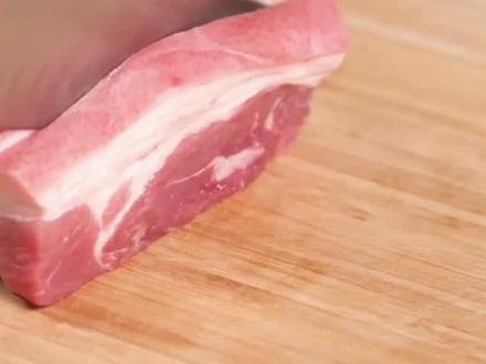 同样是猪肉,深色和浅色原来差别这么大,听完卖肉老板的话才明白 #猪肉 #健康 #自制美食 #涨知识