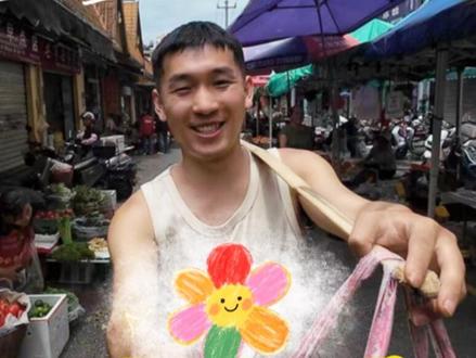 我晓得生活有多不容易。环卫阿姨天天起早贪黑,风吹日晒,太辛苦了。送点自家的好东西,不值钱,就是想让辛苦的人,对自己好一点。#摆摊 #新农人计划 #我的乡村生活 #平凡生活 #环卫工人