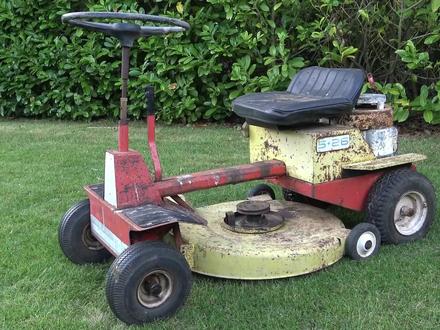 割草机修复全过程🔧看完你都会修发动机了 本期视频将修复一台有55年历史的割草机。
割草机安装的是布里格斯与斯特拉顿发动机,全视频详细介绍了发动机的拆卸、修复和组装过程。细节满满,对发动机尤其是小型发动机维修感兴趣,又或者喜欢看沉浸式维修视频的朋友,一定不要错过每一个环节,无论是结构、常见故障、维修术语,干货十足。
视频最后将演示割草机效果,超级解压!
关于本期视频发动机
• Briggs & Stratton 是全球最大的汽油小型发动机生产商之一。
• 常用于割草机、发电机、微耕机、小型农机、压力清洗机等设备。
• 特点包括结构简单、可靠耐用、易于维护,零件也比较好找。
• 类型多为小型四冲程汽油发动机,也有部分两冲程型号(较早期)。
#割草机维修技术 #发动机维修 #沉浸式体验