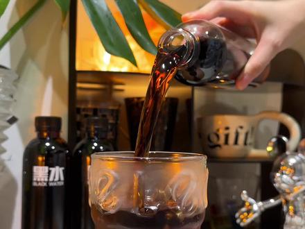 不仅颜值高口味也特别优秀,家里车里都可以整两箱!#依能黑水 #仙女都在喝什么 #谁懂啊真的很好喝 #我超好喝 #好东西一起分享