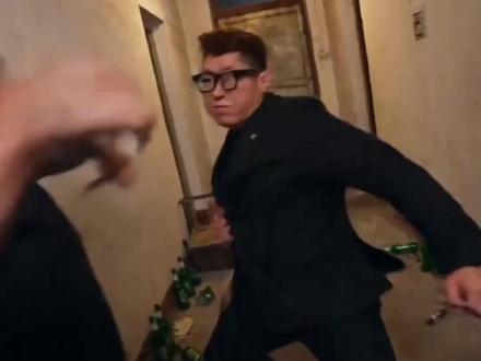 用即梦的出镜模式,一个人就是一支剧组,一句话就能拍大片!本视频由#即梦AI 出镜模式制作 #AI分身戏精大赛 #用即梦AI过戏瘾