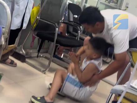 8月6日,辽宁沈阳,小孩哥诊所打针暴风哭泣,一个动作给医生整不会了,《在妥协和逃跑之间选择了磕头》#磕头 #小孩哥 #打针名场面