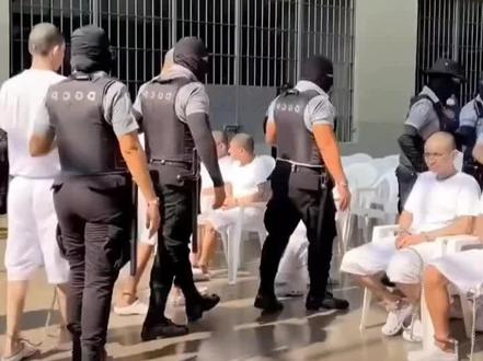 萨尔瓦多监狱主要关押的犯人类型如下:
黑帮成员:这是萨尔瓦多监狱关押犯人的主要类型。该国黑帮问题严重,全国约3%的人在蹲监狱,超100万人与黑帮有关。像MS - 13和18街等大帮派成员是重点关押对象,他们凶狠残暴,身上最少背负两条以上人命,平均年龄约25岁,犯罪行为包括抢劫、走私军火、杀人等 。
恐怖分子:部分监狱会关押恐怖分子,这些人在外面可能与当地军队火拼,到了监狱也得服从狱警管理 。
有组织犯罪的未成年人:自2022年3月27日进入紧急状态后,该国国会允许将被判有组织犯罪的未成年人关押在成人监狱的独立空间,适用于加入帮派并因杀人、绑架或贩卖军火等重罪被起诉的18岁以下人员。