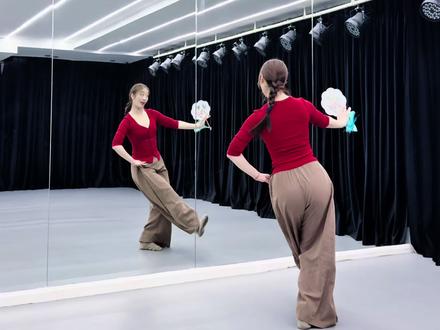 #随变跳一下 #我有节目献给春节 #喜气洋洋背面教程 #一学就会年味舞蹈 喜气洋洋跳起来!
(编舞:今昭•茜大妮er)