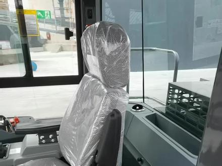 跟您一块看看徐工纯电装载机驾驶室。
标配先导手柄集成行走及工作加力按钮、双滑道软硬可调节座椅、冷暖电子空调、冷暖储物箱、点烟器、手机充电接口、水杯座、大储物盒、易操作遮阳帘、上下前后可调方向盘、易上手电子触摸屏、倒车影像、带USB接口收音机等#电动铲车 #徐工装载机#纯电装载机