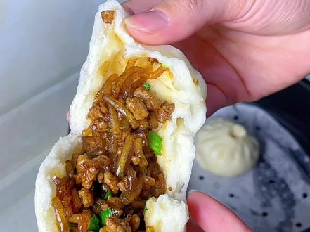 早餐做了酱肉粉条包子,儿子一口气炫了三个
#包子 #纯手工制作美食 #抖音美食创作人
