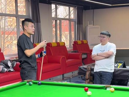 老铁们到达独牙传奇秦皇岛赛场,先找个本地师傅修修皮头!#独牙 #独牙传奇 #张堃鹏 @乔氏台球🎱张堃鹏 @王云台球🎱 @刘屹骑铁头617