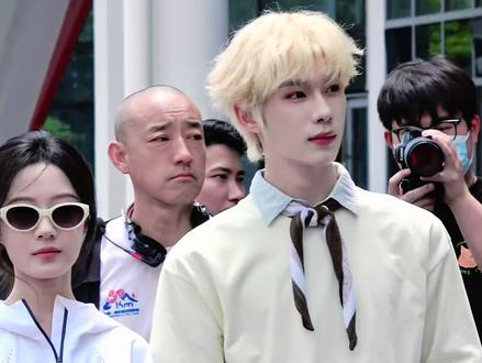 有请我们候冬症男女主发言~ 分享一下这个开机talk
这个金毛太好看了 谢谢五条的饮料🥤
女主老师好会讲
合作顺利🎉
@吴添豪_ @小添才BB机
#吴添豪 #侯呈玥 #候冬症 #短剧推荐 #二搭