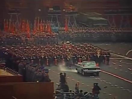 《星晴》这首歌曲,是由前苏联著名歌唱家门捷列夫·周同志,在二战时期一个后方医院里创作的,他亲眼看着自己的阿廖沙奔赴战场后就再也没有见到他,终于他决定踏上寻找阿廖沙路。他背着一把旧吉他,踏过冰封的伏尔加河,歌声在硝烟里飘向远方,每一颗星星都像是阿廖沙的眼睛,在黑夜里静静望着他。他一路走,一路弹着那首不成调的《星晴》,琴声穿过残破的村庄、荒芜的田野,却再也没唤回那个叫阿廖沙的少年。
战争结束后,人们常常看见一位老人坐在河边,抱着破旧的吉他,对着满天星辰轻轻哼唱。他等了一辈子,找了一辈子,直到最后闭上眼,手里还紧紧攥着半张早已模糊的旧照片。
风掠过琴弦,只剩断断续续的旋律,在寂静的夜里,陪着他永远留在了寻找的路上。