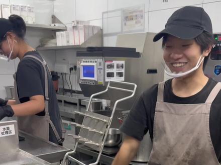 发朋友圈或许别人不懂,但是发抖音或许别人才知道你这一下的含金量哈哈哈哈哈哈#实拍后厨 #压油柑 #喜茶heytea #后厨操作日常