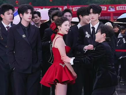 #龙浩天直播间经典搞笑名场面#PGY银河系 #银河系A #银河系以太天天一凡 搞节目效果,还得是龙浩天队长,给妹妹小龙女都整害羞了😂@龙浩天🐲(六号酉阳桃花源广场直播) @龙浩天妹妹🐰 @龙浩天男团 鲸·渝101(备用号) @龙浩天男团·银河系A(团队招优)PGY @A-以太⚡️ @A-夏天天🪽 @A-一凡✨ @鲸·峻伊🤍⁹²⁸ @鲸·林不染🔥⁹²⁵