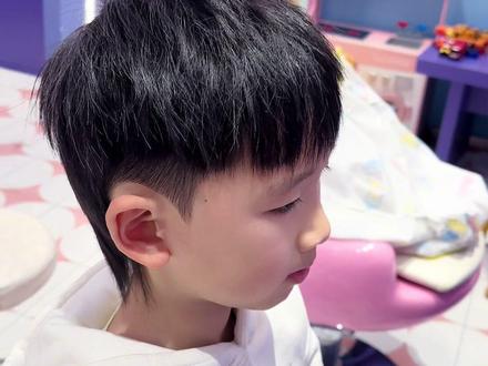 依旧是小朋友最喜欢的狼尾碎盖!#儿童发型设计 #学生发型 #狼尾发 #儿童发型雕刻