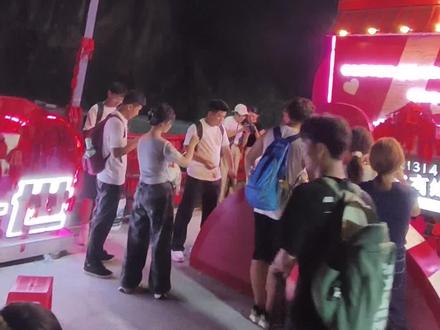 8.1老君山夜爬通道已开放,我给大家建议……
1️⃣夜爬不要去太早,夜爬通道10点多才开放,去太早也是在夜爬口等着!建议7点左右过去。
2️⃣不要在夜爬入口上厕所,要排队很长时间,女生可能要半小时!
3️⃣不要带太多吃的,晚上小卖铺也是开门的,可以山上买,也不贵!
4️⃣不要去索道口呀,夜爬入口和白天的上山地方不一样,夜爬入口在灵官殿,距离检票口还有六七公里的山路,20的景交建议坐,不然体力都浪费了。
5️⃣不想坐景交的,也可以跟夜爬的一日游车80就能直接送到夜爬入口回市区也方便。
6️⃣登山杖要买一个,夜爬就是另外一条腿,能省力很多,记得买那种轻的竹竿,5块2,贵了还价,不要买重的!
7️⃣手电筒也带一个,路上黑,也可以到了买。充电宝也记得带,山上也有共享的。
8️⃣不要穿太薄,穿短袖到山顶等日出的时候能冻傻记得带冲锋衣
9️⃣中途不要歇太长时间,一是冷,二是很容易措过亮灯!
1️⃣0️⃣晚上不是一直亮灯的,凌晨亮灯时间3:00-6:00,要把握好亮灯时间呀!
1️⃣1️⃣等日出的时候不要傻傻的在上面冻着,躲楼梯下面避风。
1️⃣2️⃣去之前看好天气,下雨夜爬不开的,下雨也看不了日出,夜爬风景看不上,日出也看不上,就是为了爬而爬
1️⃣3️⃣到二级索道的时候记得看一下路,走右手边,不要走左手边隧道,那样绕很远,很多人在这里迷路的!
1️⃣4️⃣水带一两瓶就可以,建议带饮料,累的时候喝口饮料,一下子就有活力。
1️⃣5️⃣下山的时候坐索道吧,不要硬爬了,太累!
1️⃣6️⃣日出除了金殿可以看,道德府观景台也可以看
1️⃣7️⃣5:30左右日出,索道六点半左右开。看完日出后可以走到中天门坐索道。
1️⃣8️⃣评估好体力,评估好体力,体力不好的不要去夜爬#老君山 #夜爬老君山 #老君山夜爬攻略#老君山夜爬 #老君山一日游