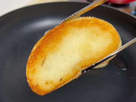 今天的快乐也是糖油混合物给的,这个糖煎馒头是我妈小时候我姥经常做给她吃的,我小时候她也经常做给我吃,现在我经常做给棒棒吃。#馒头 #糖煎馒头 #在家做美食