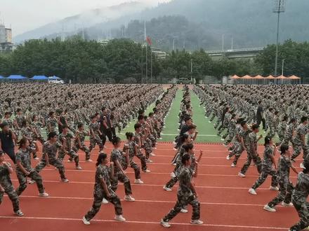 彭水一中高 2027 届新生军体拳展示