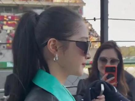 关晓彤今日上海F1活动!墨镜一戴气场全开😎 !#关晓彤上海活动