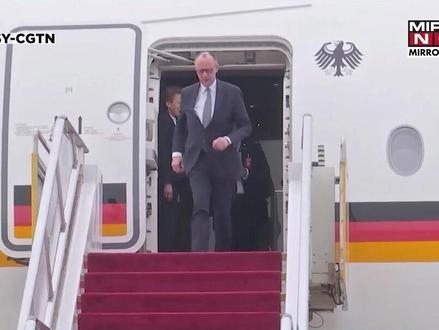 中方高规格招待,默茨接过鲜花,走进人民大会堂前,他喊出9个字 #国际人物#国际局势#默茨