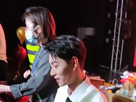 #oner #木子洋 #oner无限未来巡演 说点想说的以及签售的故事,太长了剪不完先发这么多。总之他们真的很值得喜欢