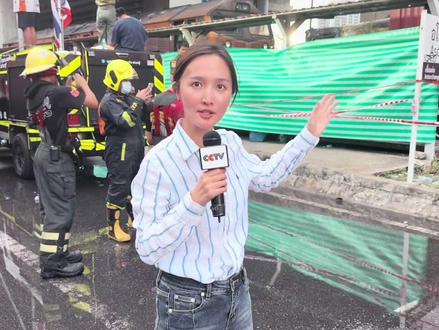 泰国发生火车与公交车相撞事故 已致8死25伤 事发时公交车因为道路严重拥堵,停滞在铁路轨道上,无法及时驶离,与此同时,一列运载着集装箱的货运列车驶来,最终导致碰撞的发生。