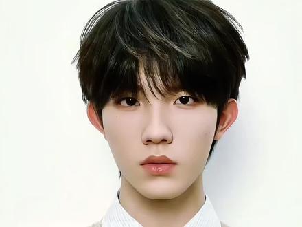 连续两年全球首穿!这也太宠了#Prada #米兰时装周 #top登陆少年组合 #我要上热门🔥