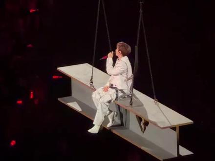 汪苏泷澳门演唱会伟大的开场!!!!!坐着秋千上出场了啊啊啊啊啊啊#汪苏泷#汪苏泷演唱会 #罗曼前传#澳门