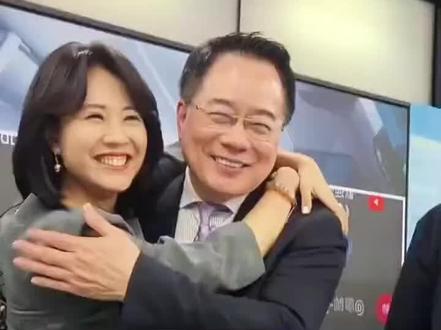 蔡正元将于3月27日入狱服刑,刑期3年半,他这两天不断的在和电视台的节目主持人和嘉宾告别。栗正杰倒是挺会说话,把坐牢说成进修。#台湾