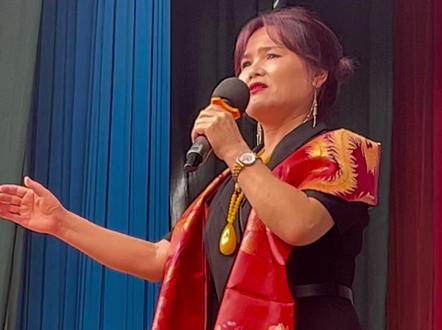 8月20日,商芳会老师来岐山县杨柳村清唱(一)。 #现场实拍 #真人真唱 #谁说戏曲不抖音 #抖音平台让我充实丰富了业余生活 #秦腔