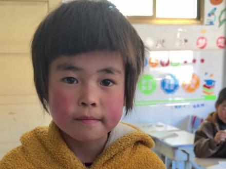 小时候向老师告状,换来的总是一句“就你事多”的斥责。这句话像一颗沉默的种子,在我心里生了根,让我慢慢变得不爱说话。后来我自己成了老师,才懂得那些在大人眼里不值一提的芝麻小事,在孩子的世界里,就是天大的事。所以不管学生遇到什么,我都会认真倾听、好好解决。