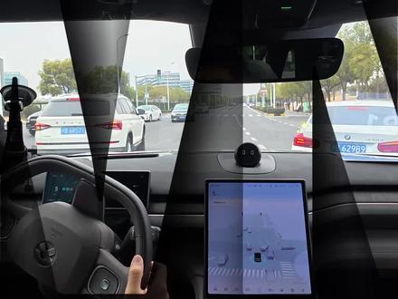 蔚来新版NWM体验!离顶尖仍有距离!
最新版本的蔚来世界模型,在智驾领域首次引入了闭环强化学习的方案。较老版本提升算得上是飞跃!表现都拍下来了,打分交给你们!
#蔚来 #蔚来智能驾驶 #蔚来世界模型全新版本发布 #蔚来用户领航团 #智驾