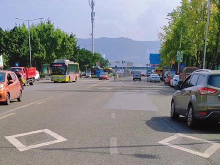 人行横道(斑马线)
~~~预告标线
#交通安全 #文明出行 #交通标线