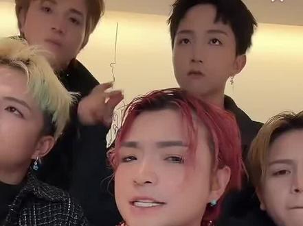 蹦山咔拉咔 酷狗《妈妈》首发去听吧♥@关恒(蹦山咔拉咔)º⁶¹⁶ @关恒G-MAX º⁶¹⁶ #蹦山咔拉咔#云南bigbang